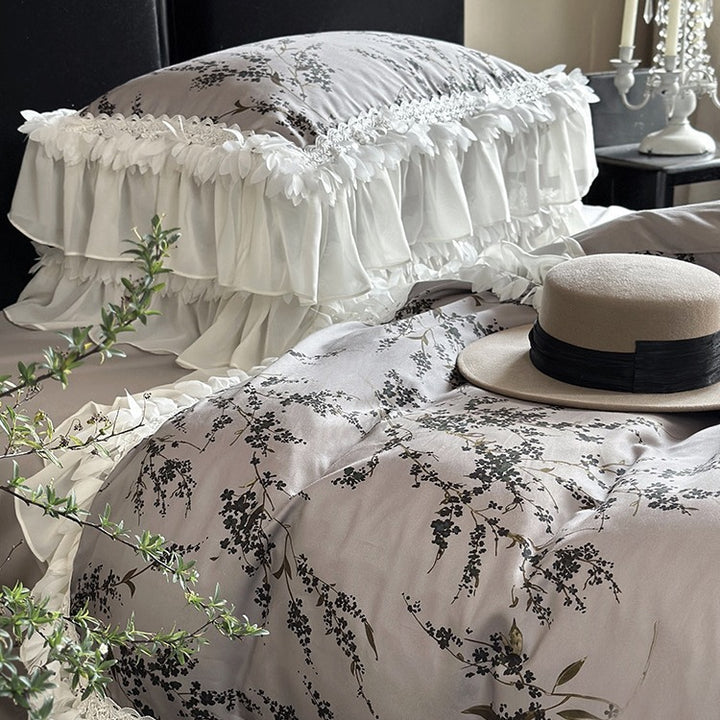 Satin-Bettgarnitur mit floraler Druckdecke, gestuftem Rüschenkissen & Spitzenbesatz