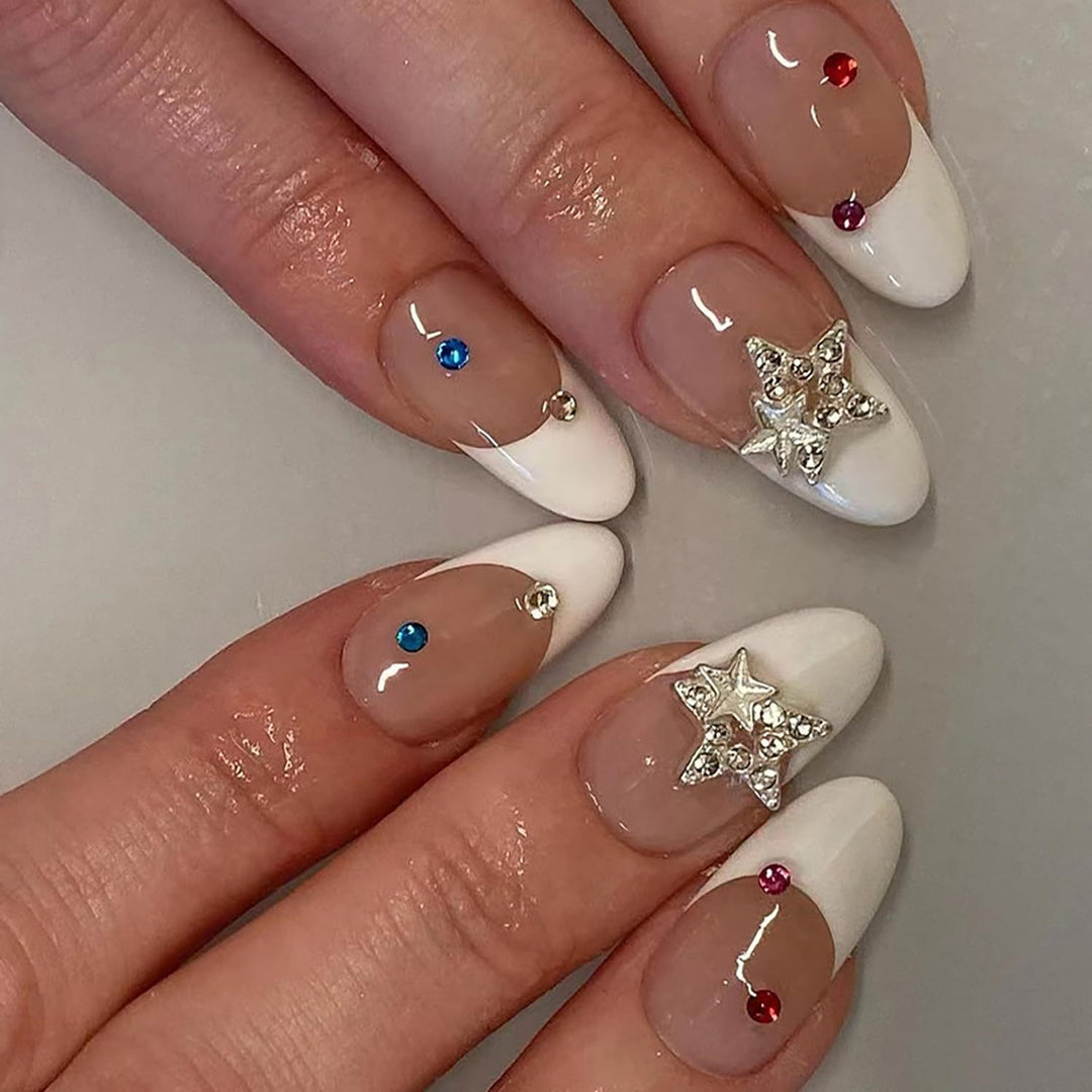 Kunstnagelset mit eleganter französischer Spitze und funkelnden Akzenten Karnz