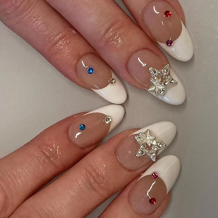 Kunstnagelset mit eleganter französischer Spitze und funkelnden Akzenten Karnz