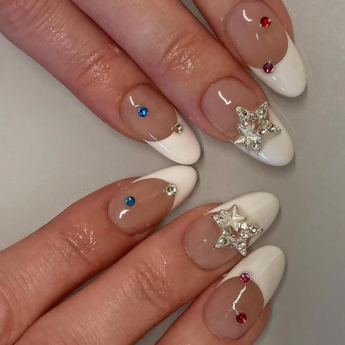 Kunstnagelset mit eleganter französischer Spitze und funkelnden Akzenten Karnz