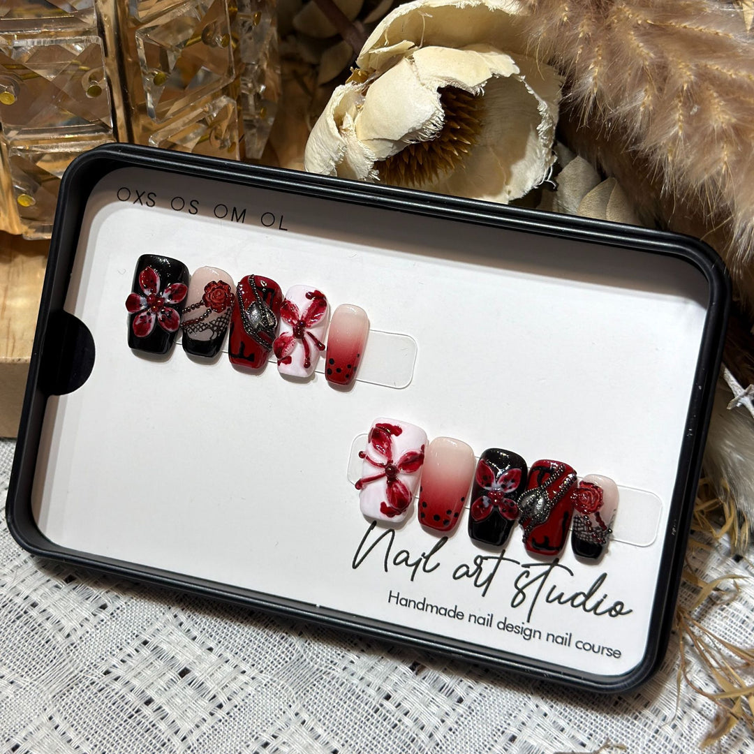 Künstlerisches Nagelschmuck Press-On Set mit einzigartigen floralen und Edelsteindesigns Karnz