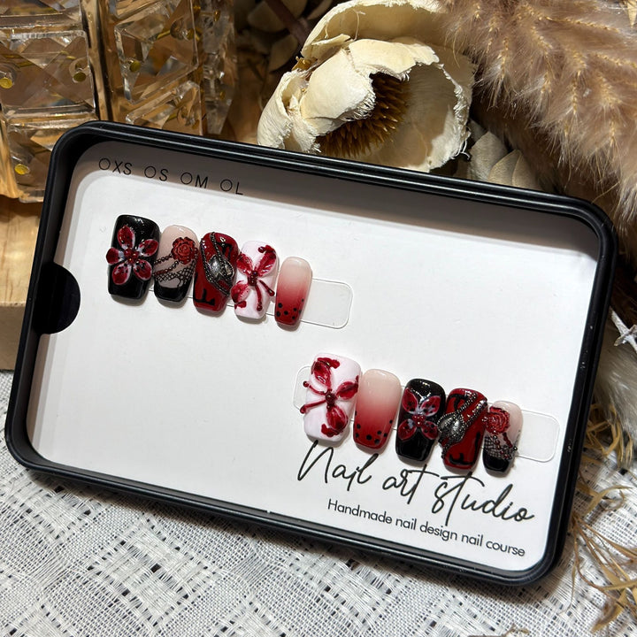 Künstlerisches Nagelschmuck Press-On Set mit einzigartigen floralen und Edelsteindesigns Karnz