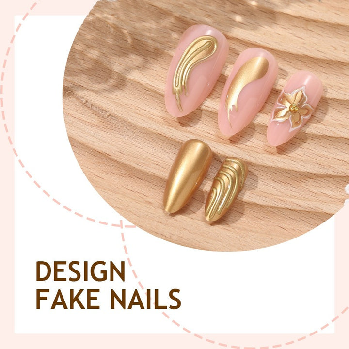 Künstliches Nagelset mit eleganten goldenen Verzierungen und zarten Designs Karnz