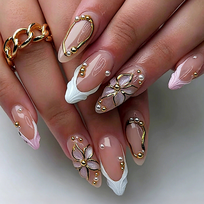 Elegante Kunstnägel mit floralem Design Karnz