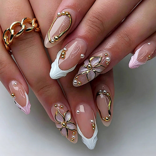Elegante Kunstnägel mit floralem Design Karnz