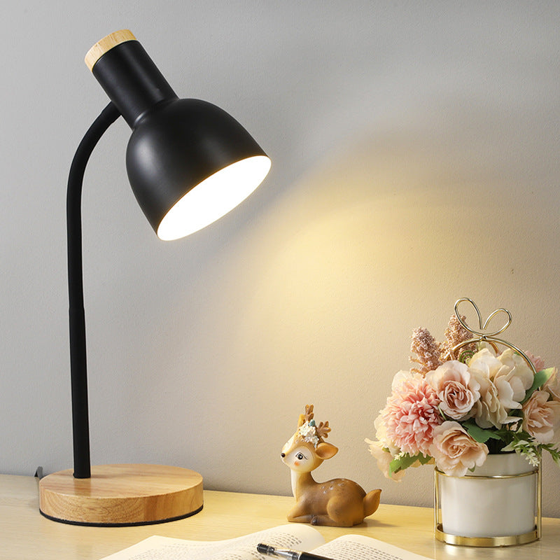 Moderne Schreibtischlampe mit verstellbarem Arm