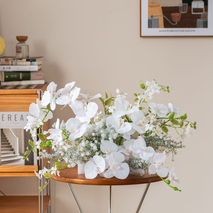 Lebensechte Orchideen Blumenarrangement