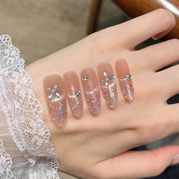 Elegantes, mit Glitzer versehenes Press-On-Nail-Design Karnz