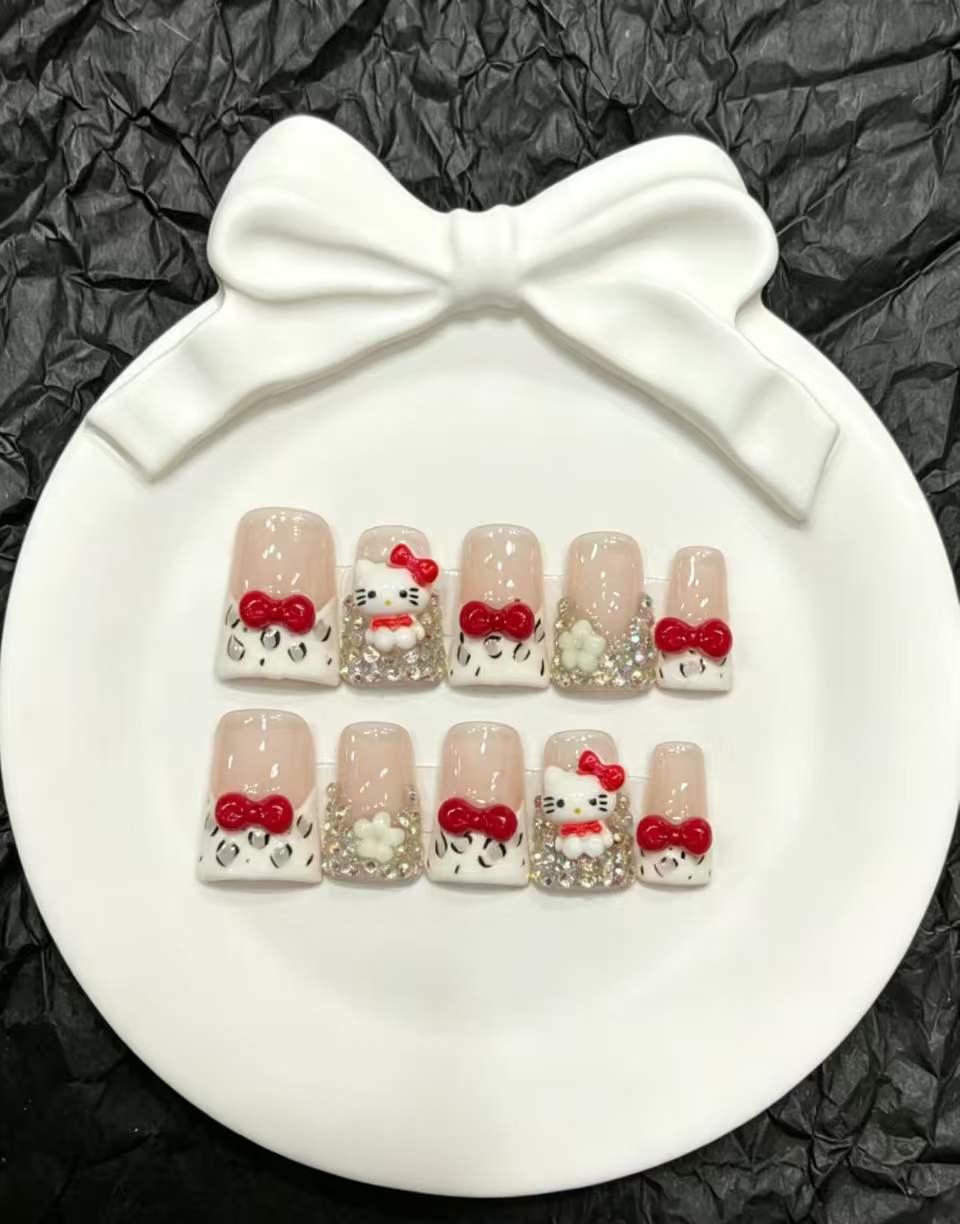 Dekoratives Press-On Nail Art Set mit floralen und Insektenakzenten