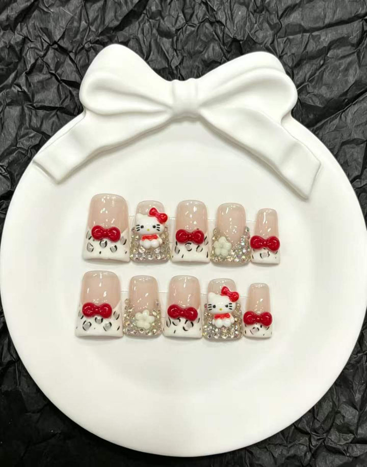 Dekoratives Press-On Nail Art Set mit floralen und Insektenakzenten
