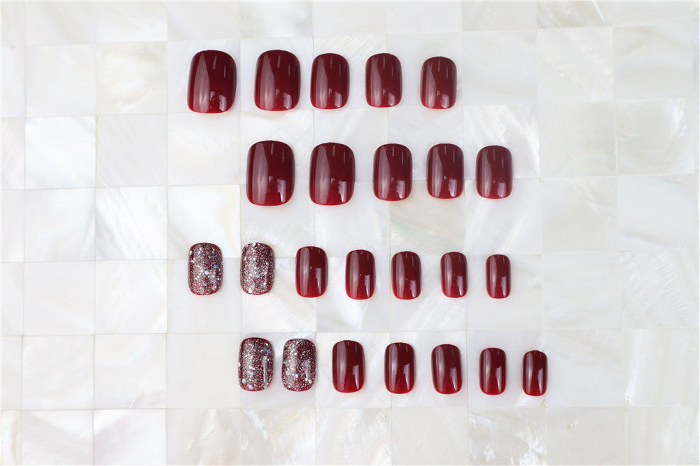 Glänzendes Press-On Nagelset mit Glitzerakzenten Karnz