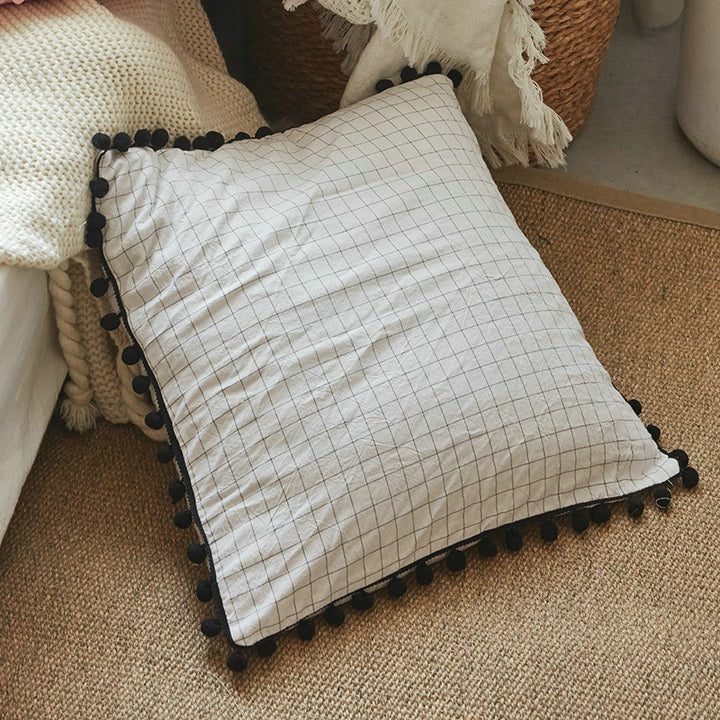 Quadratischer Dekokissenbezug mit Pompon‑Borte und Leinenoptik