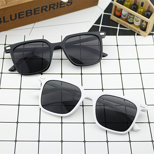 Damen moderne quadratische Sonnenbrille mit minimalistischer Rahmenstruktur Karnz