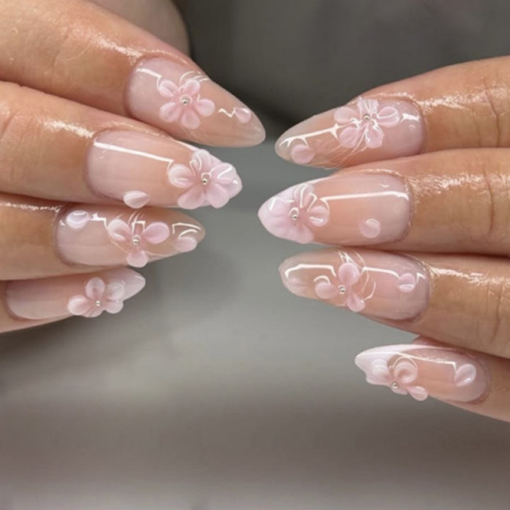 Kunstvolle Nagelverlängerungen mit floralen 3D-Details Karnz