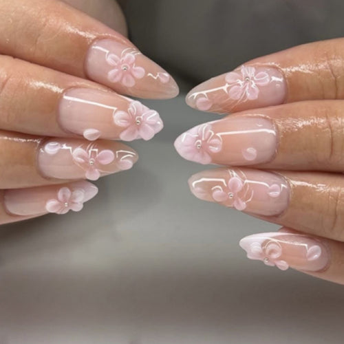 Kunstvolle Nagelverlängerungen mit floralen 3D-Details Karnz