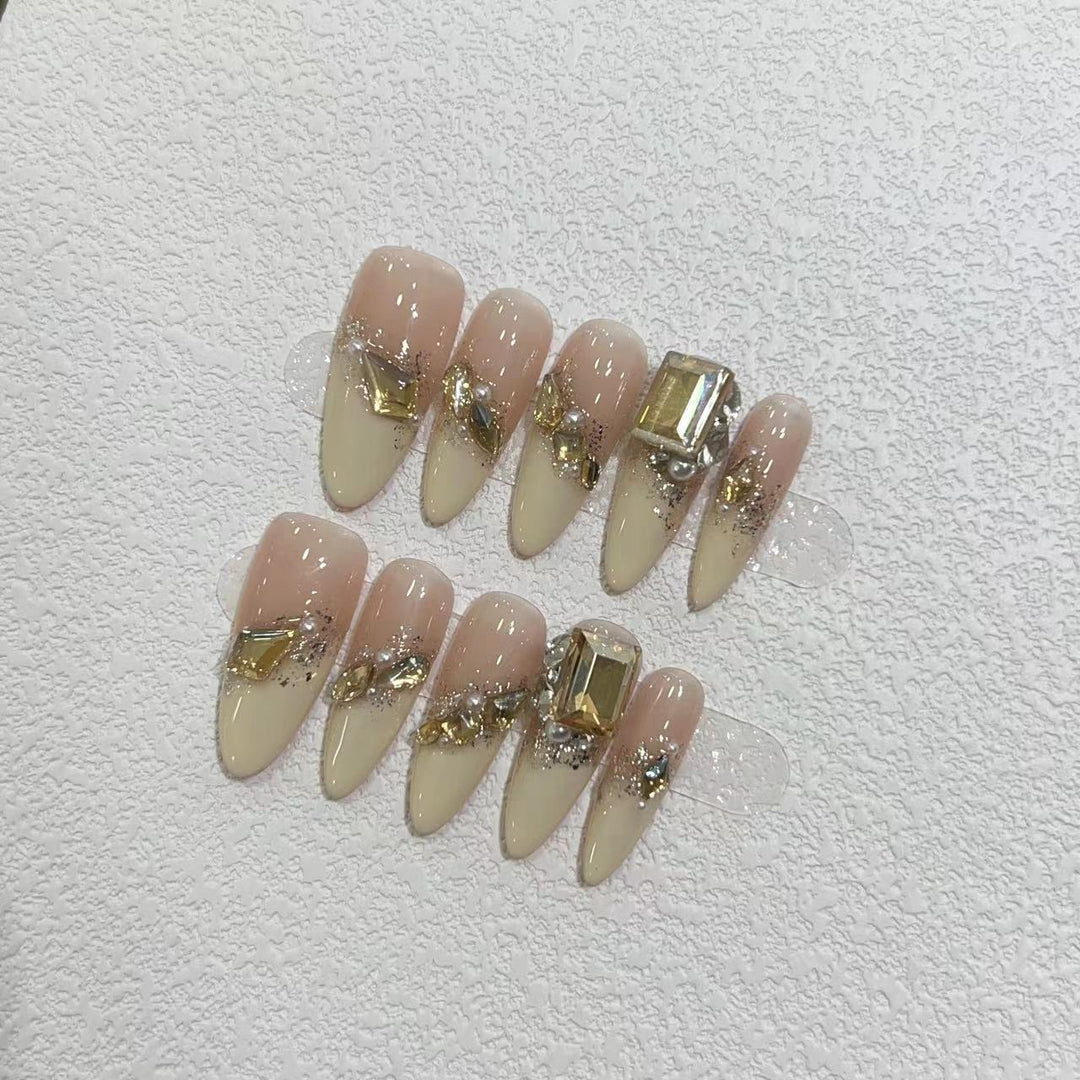 Glamouröse Stiletto Press-On Nagelset mit metallischen Akzenten Karnz