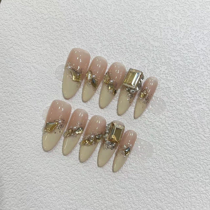 Glamouröse Stiletto Press-On Nagelset mit metallischen Akzenten Karnz