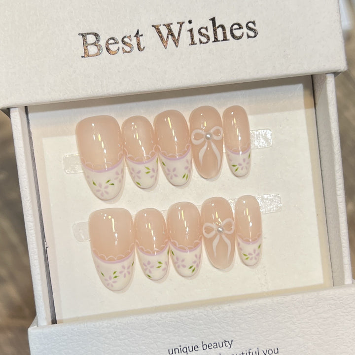 Dekoratives Press-On Nagelset mit floralem Schleifen-Design Karnz