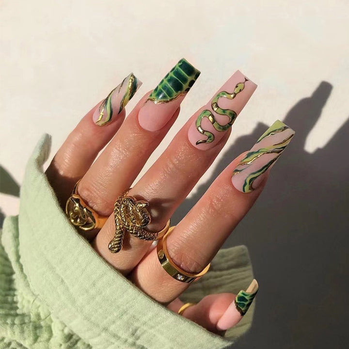 Kunstvolle Nagelverlängerungen mit Serpentinen-Design Karnz
