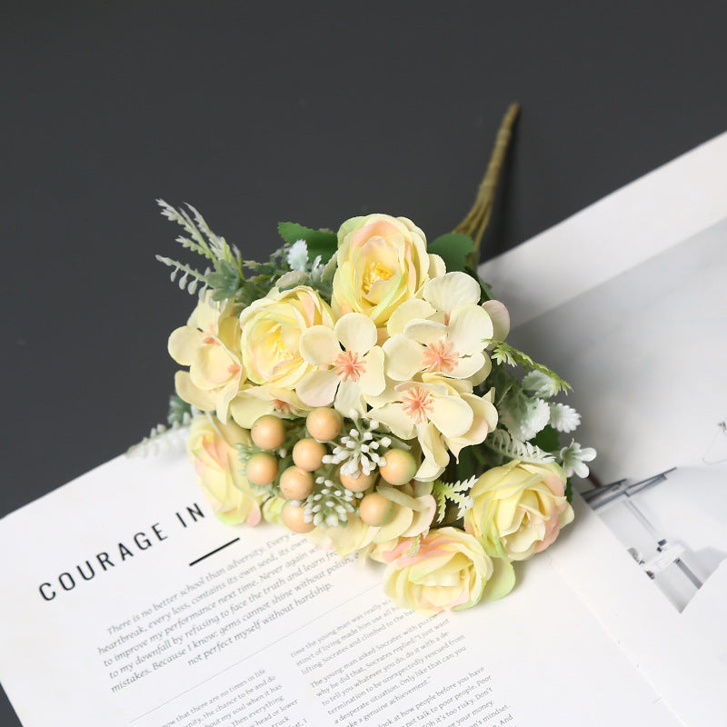 Lebensechte Blumenarrangement
