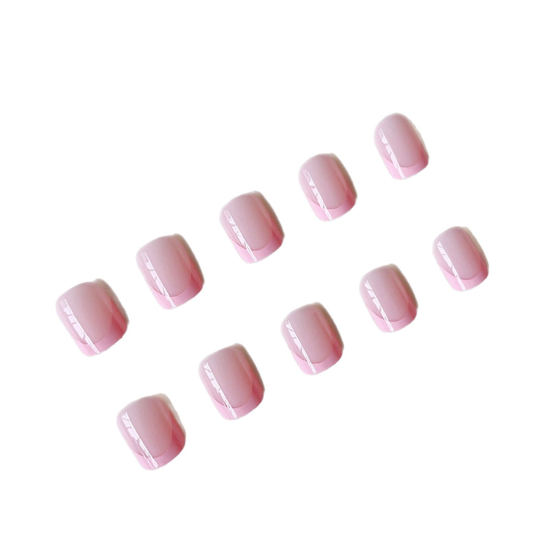Kunstnagelset mit modernen French-Spitzen und elegantem Glanz Karnz