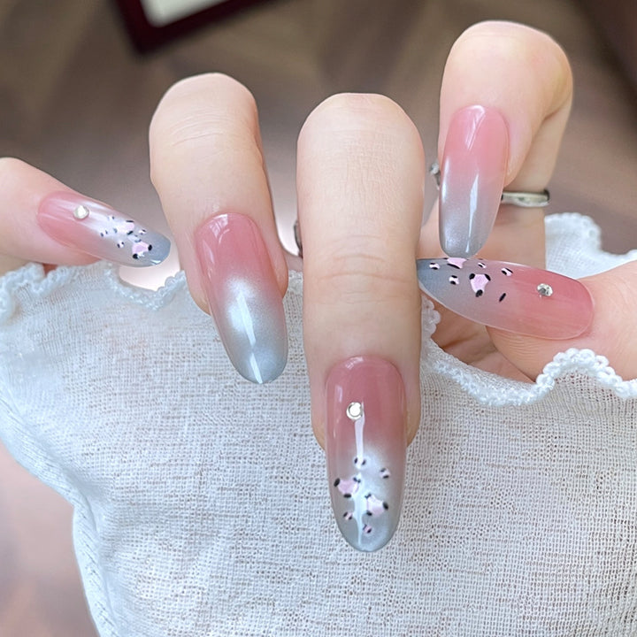 Künstlerisches Stiletto Press-On Nagelset mit Edelsteinakzenten Karnz