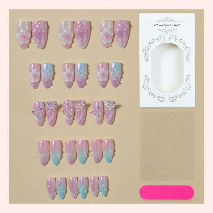 Kreatives Kunstnagelset mit zarten Blumen- und Glitzerdetails Karnz