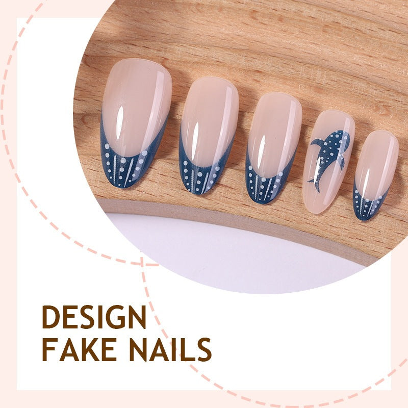 Kreatives Kunstnagelset mit stilvollen Design Akzenten Karnz