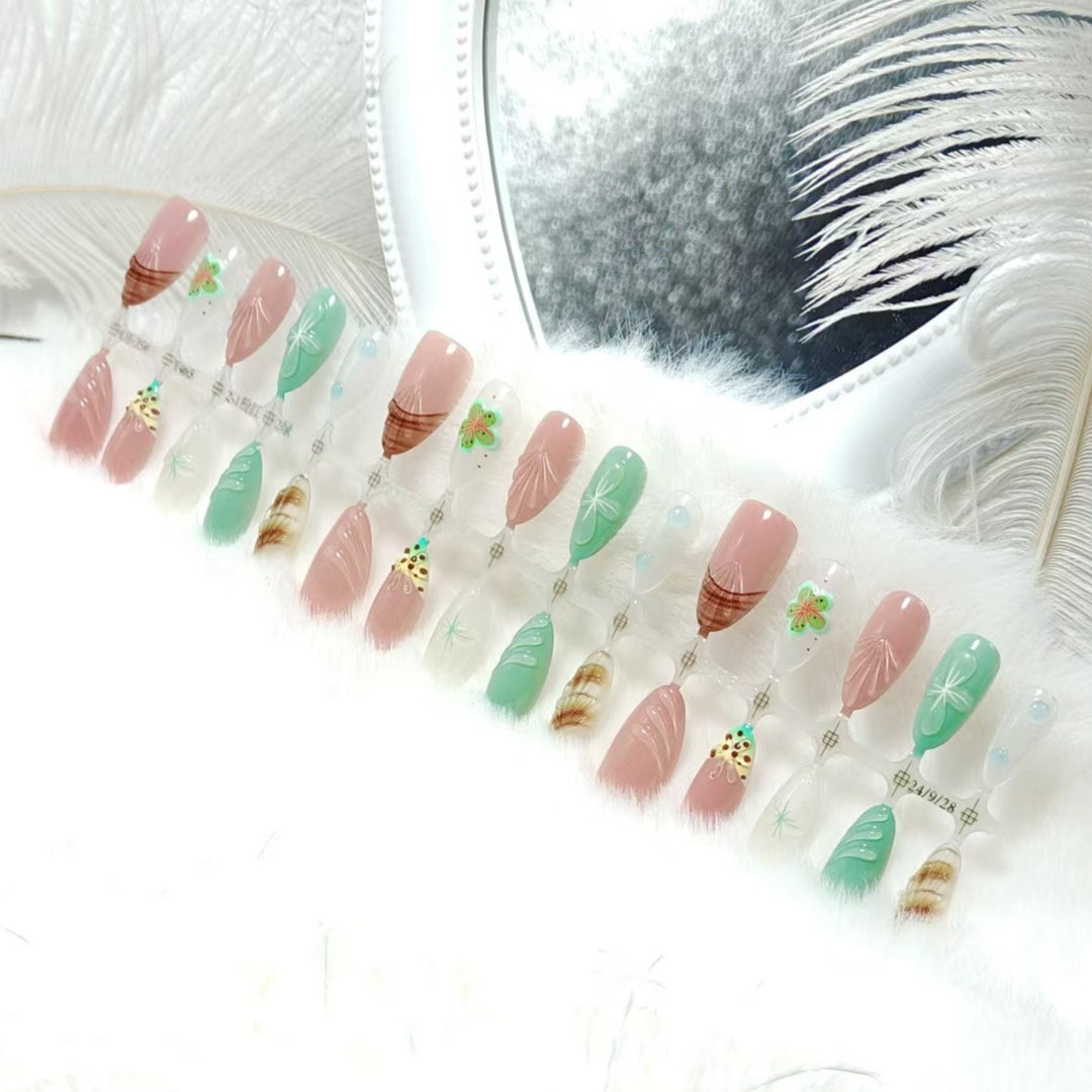 Kunstnagelset mit exquisiten floralen Designs und schimmernden Effekten Karnz