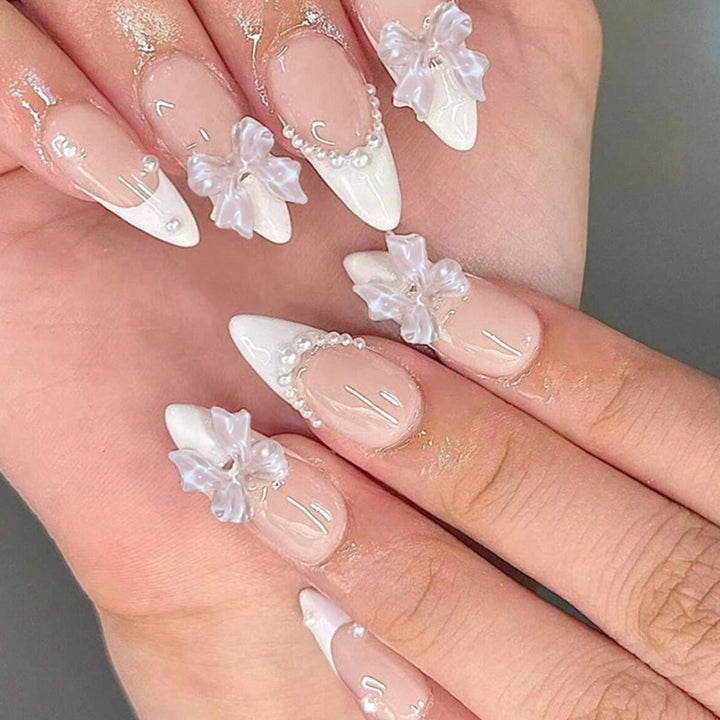 Dekoratives Press-On-Nagelset mit floralen und Perlenverzierungen Karnz
