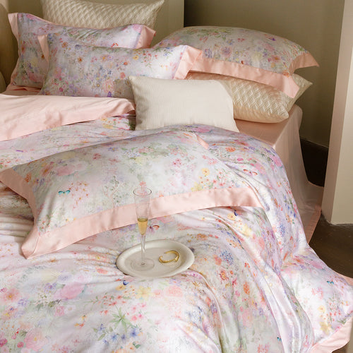 Feinsatin-Bettgarnitur mit floraler Aquarellbordüre und Satinkante