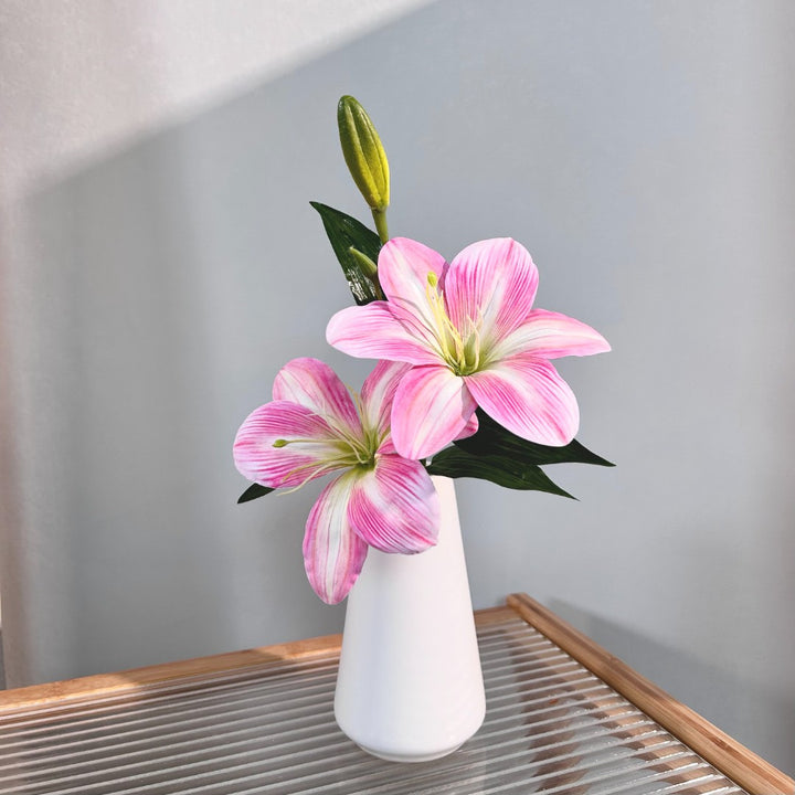 Elegante dekorative Lilienanordnung