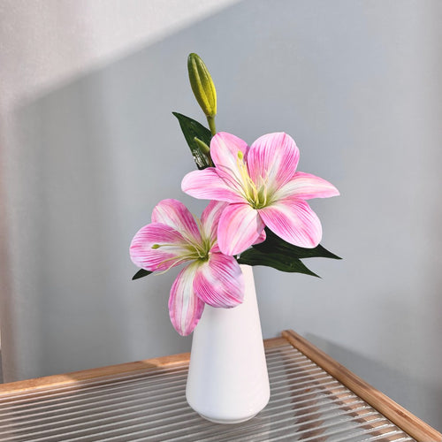 Elegante dekorative Lilienanordnung