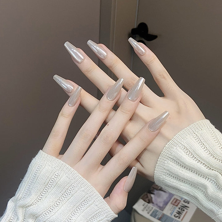 Glamouröses Press-On Nagelkunst-Set mit stylishen Edelstein-Akzenten Karnz