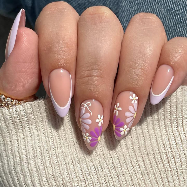 Kunstvolle Nagelverlängerungen mit floralen Akzenten und Glanz Karnz
