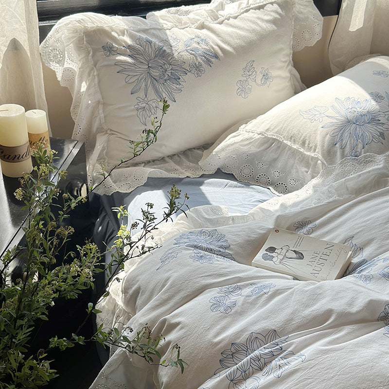 Besticktes Bettwäscheset im Landhausstil mit Rüschenvolant und Lochspitze