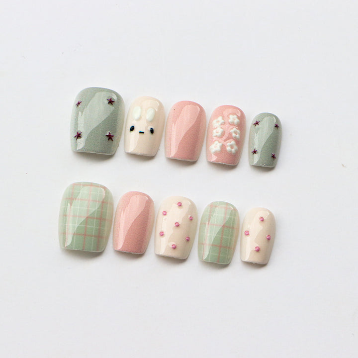 Künstlerisches Press-On-Nagelset mit floralen und geometrischen Designs