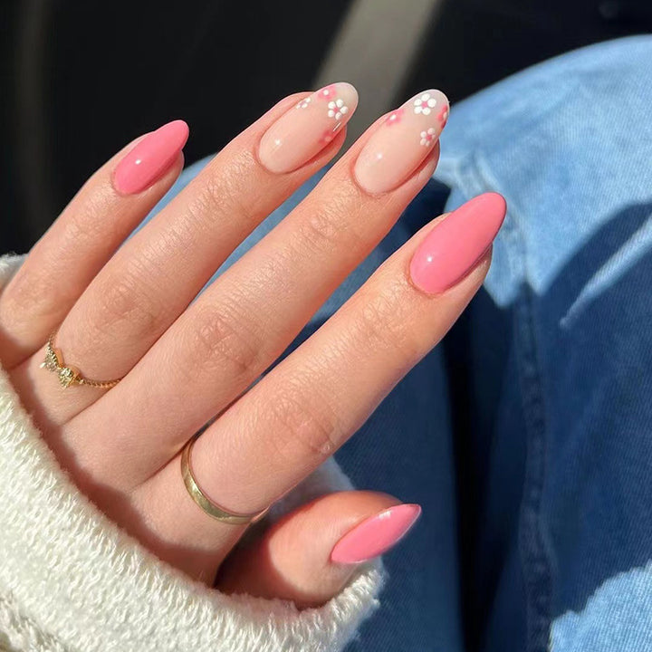 Kunstvolle Nagelverlängerungen mit zarten floralen Akzenten Karnz