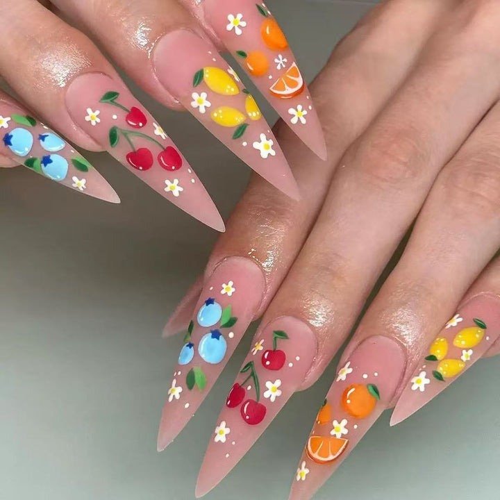Kunstnagelset mit fruchtigen 3D-Motiven und blühenden Akzenten Karnz