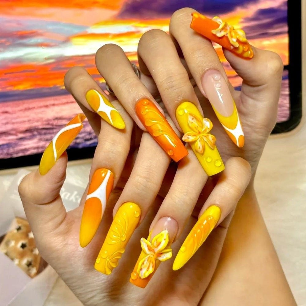 Kunstvoller Nagelspitzen Set mit Blattakzenten Karnz