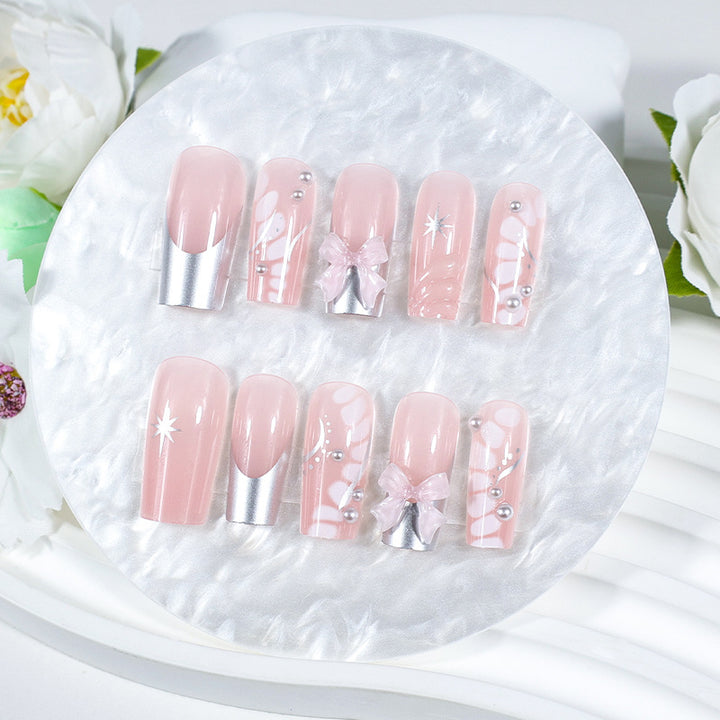 Kunstnagelset mit eleganten Akzenten Karnz