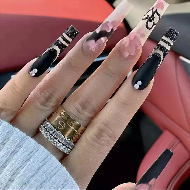 Kunstnagelset mit kreativen 3D-Elementen und glitzernden Akzenten Karnz
