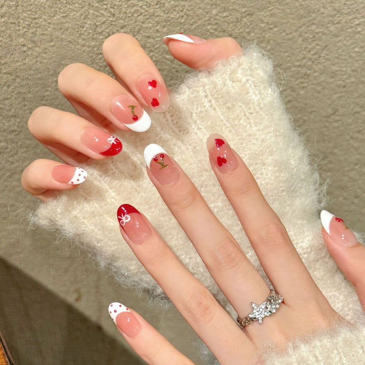 Dekoratives Press-On Nagelkunst-Set mit Kirsch- und Herzdesigns