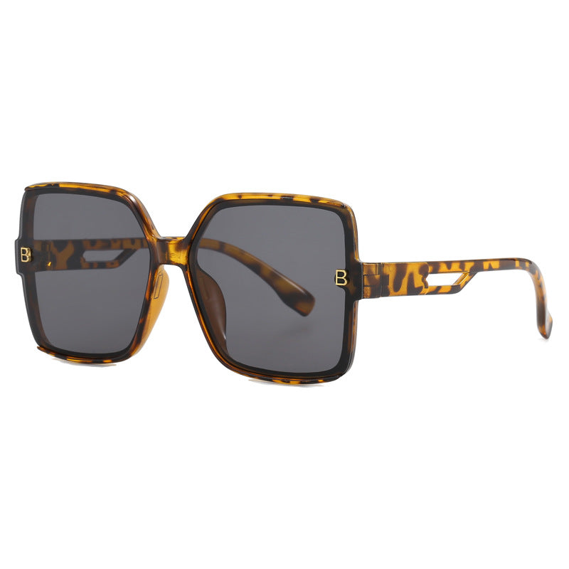 Damen modische oversized Sonnenbrille mit extravaganten Akzenten Karnz