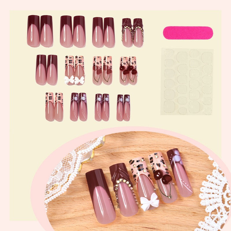 Kunstnagelset mit floralem und glamourösem Design Karnz