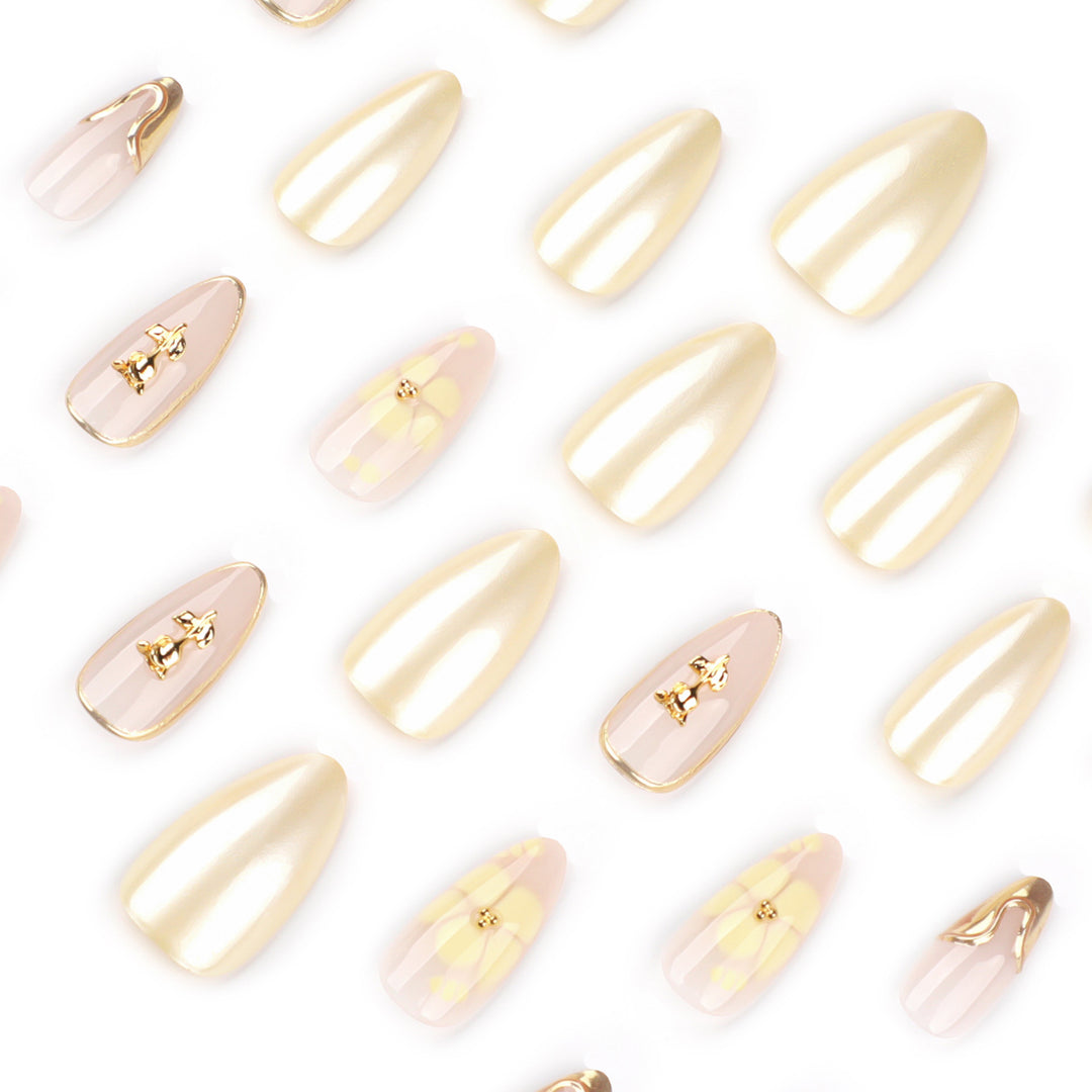 Kunstvolle Nagelkunst mit floralen Verzierungen und Glitzerakzenten Karnz