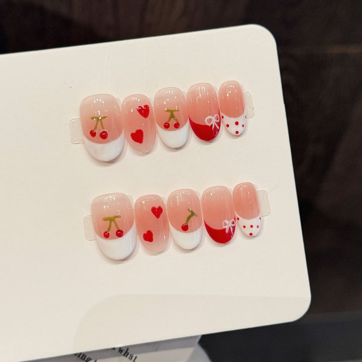 Dekoratives Press-On Nagelkunst-Set mit Kirsch- und Herzdesigns