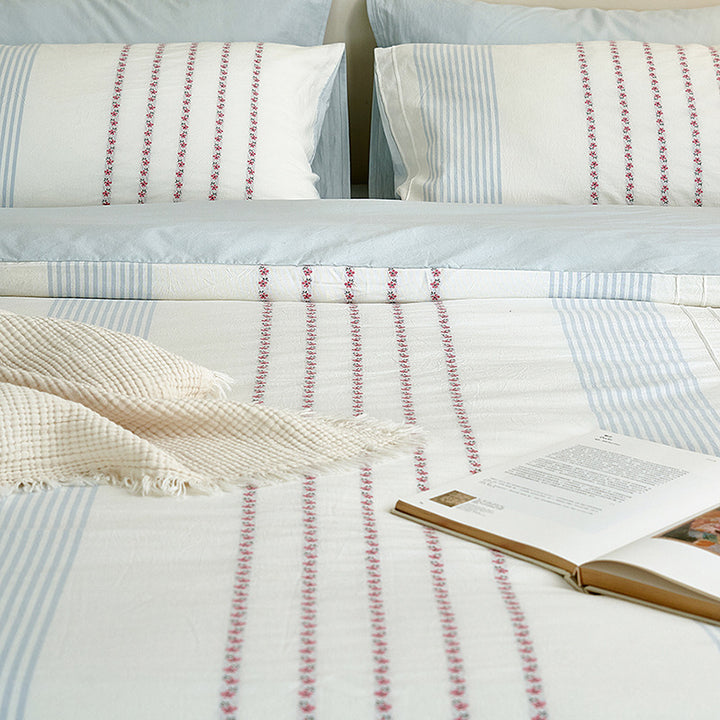 Baumwoll-Bettwäsche-Set mit bestickten Streifen und feiner Percale-Qualität