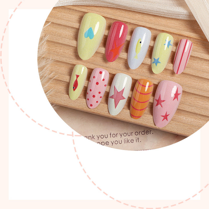 Kreatives Nagelset mit bunten Designs und maritimen Motiven Karnz