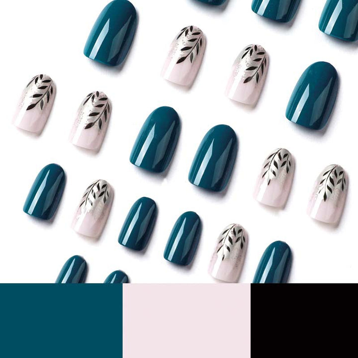 Elegante Nagelkunst mit floralem Akzent und metallischen Details Karnz